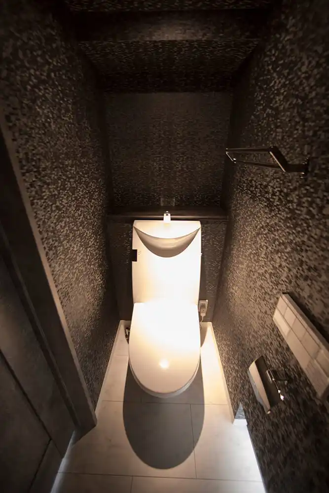 間接照明により高級感あるトイレ