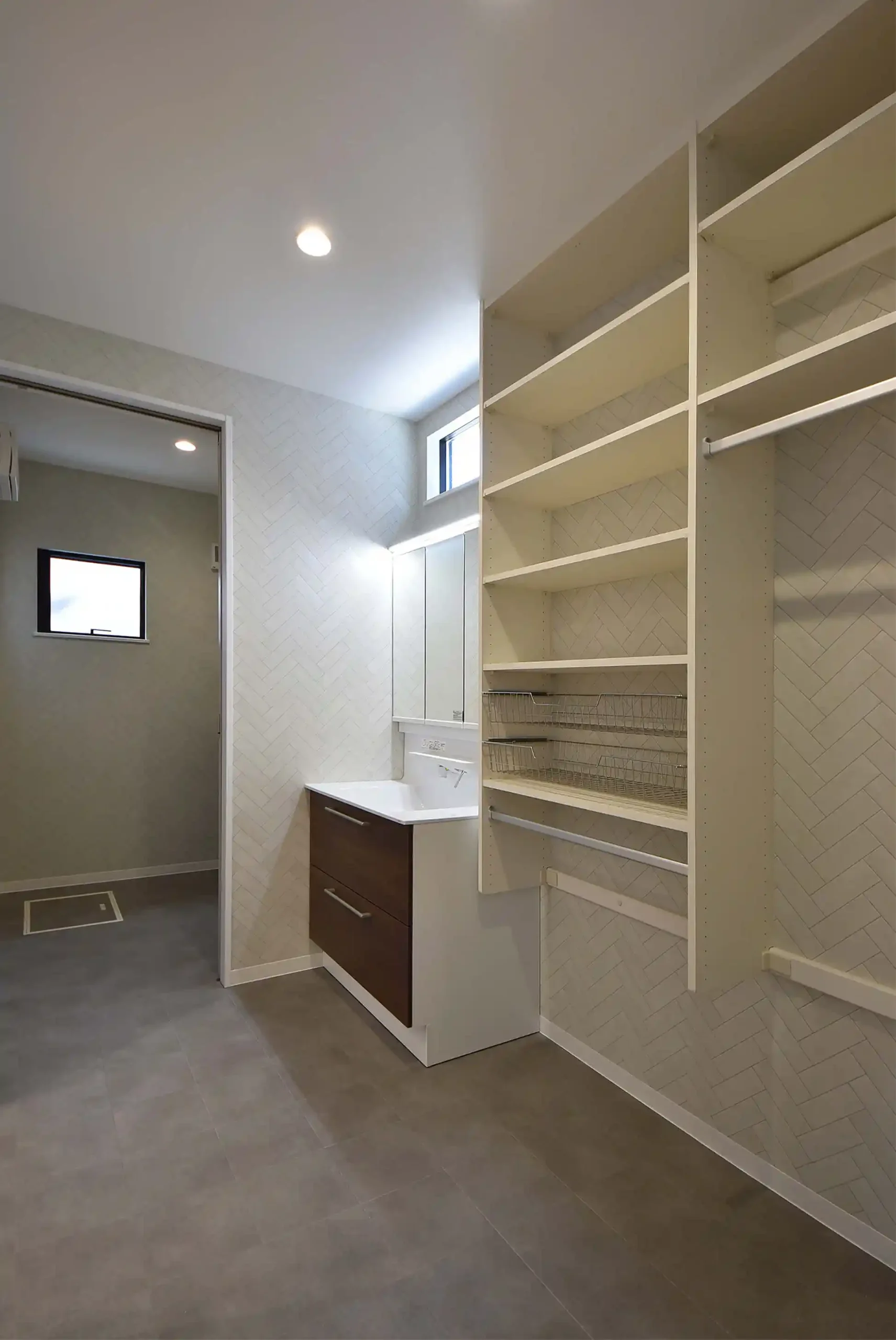 広めの洗面室に少ないスペースで多くの収納が可能なランドリールーム