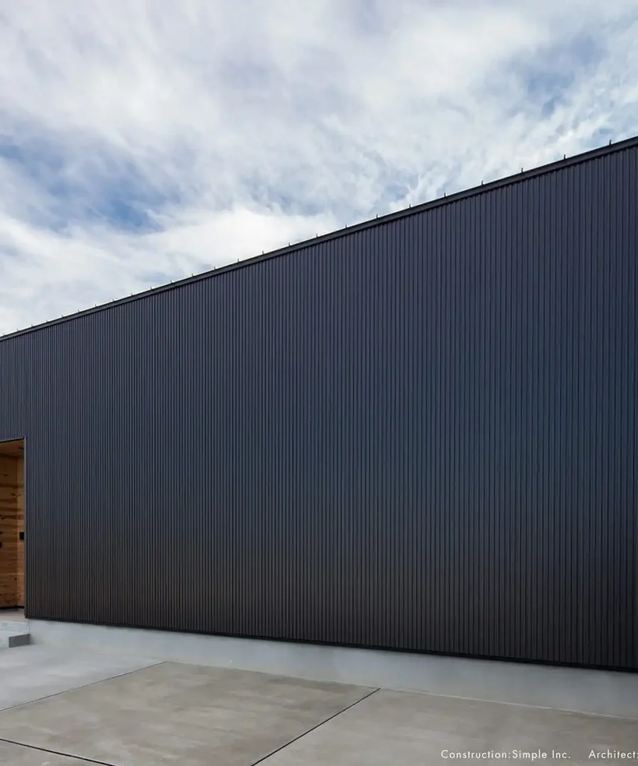 黒のガルバリウム鋼板外壁の平屋外観