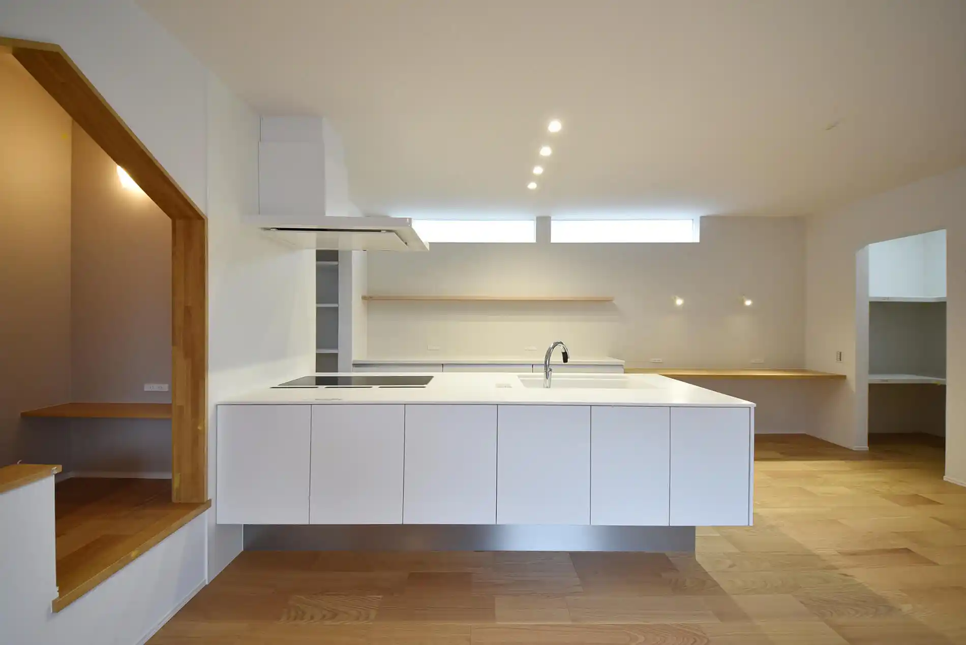 浮遊感のあるフロートデザインのキッチンは、空間に広がりを与えます♪（panasonicラクシーナ）